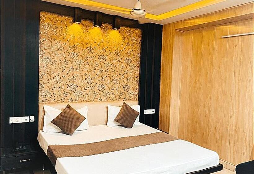 Номер Deluxe Кровать Кинг, City Night    Near Ludhiana Railway Station   Super Suites Rooms    Special For Families, Couples &