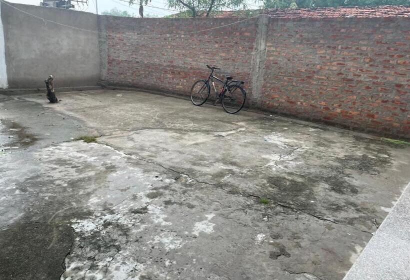 اتاق لوکس با بالکن, Shubham House
