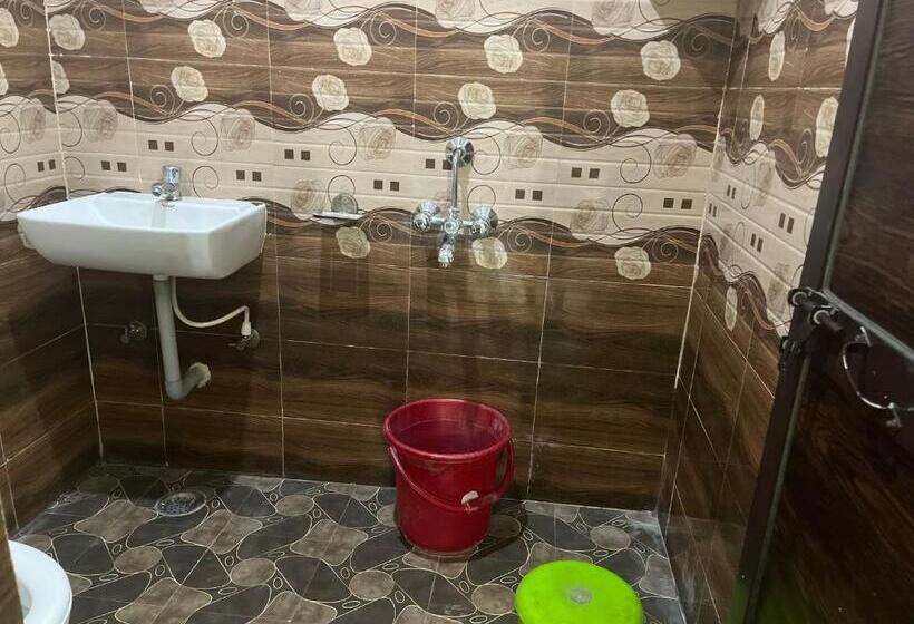 اتاق لوکس با بالکن, Shubham House