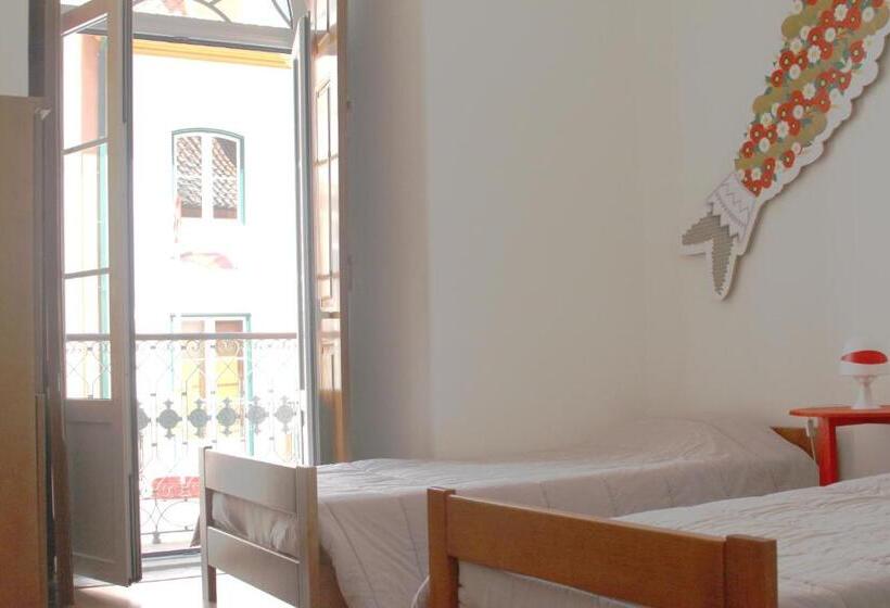 Четырехместный Номер Стандарт с Балконом, Hostel 2300 Thomar