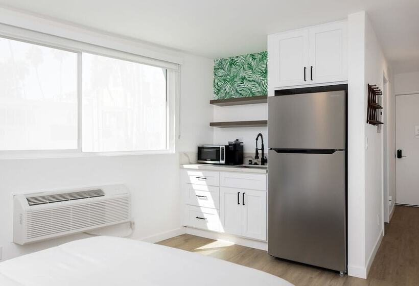 Студия Стандарт, Fenix Hotel Hollywood