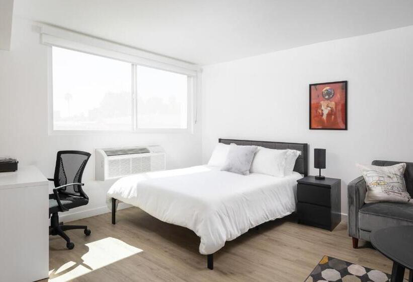 Студия Стандарт, Fenix Hotel Hollywood