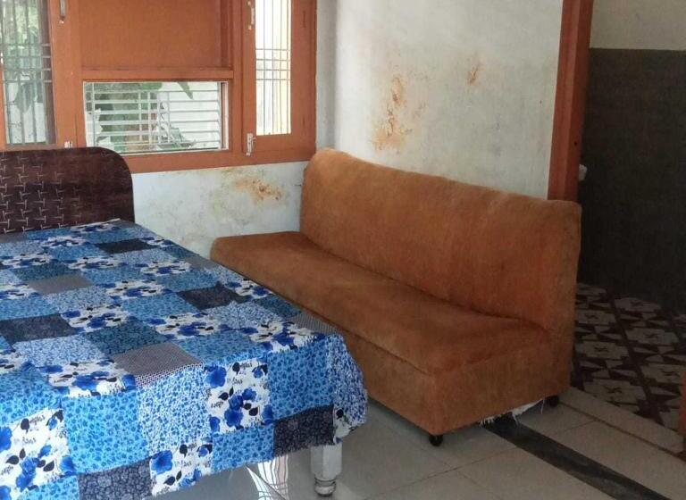 三人经典房间, Oyo V S Guest House