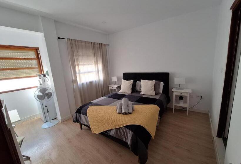 スタンダードトリプルルーム, Habitacion Con Baño Privado En Un Piso Con Familia