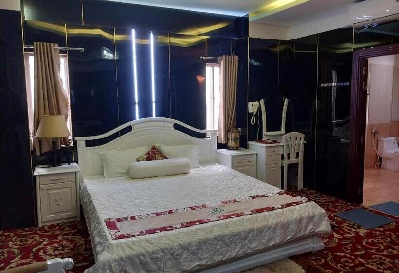 اتاق لوکس با تخت بزرگ, Nhat Quy