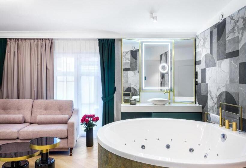 Люкс Повышенной Комфортности, Golden Queen Deluxe Jacuzzi Apartments   Old Town