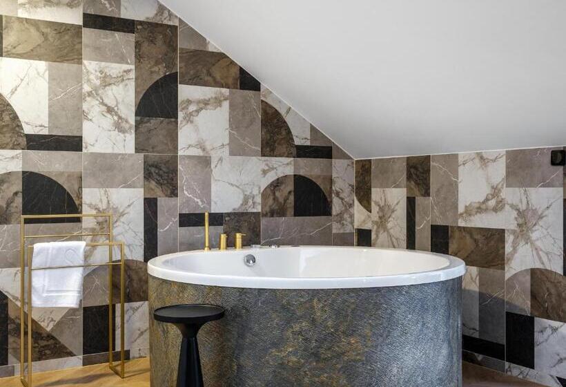 Люкс с гидромассажем, Golden Queen Deluxe Jacuzzi Apartments   Old Town