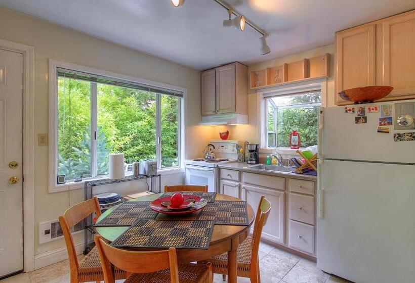 Студия Стандарт, Downtown Cottage In The Woods