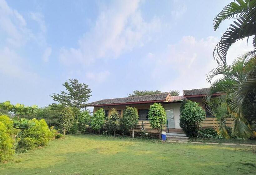 プールビュースタンダードルーム, Saifarm Resort Lonavala