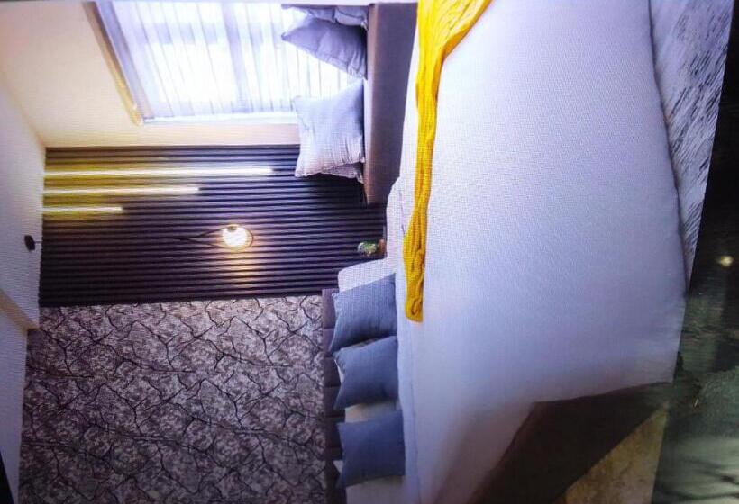 اتاق لوکس با تخت بزرگ, Lincoln Royale Hotel, Calabar