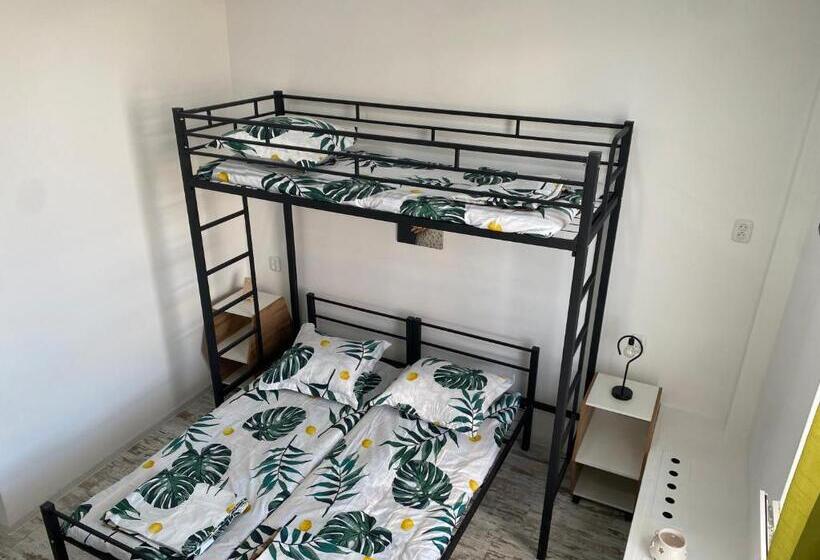 اتاق استاندارد سه نفره, Kosta Hostel