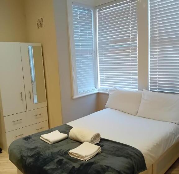 חדר סטנדרט יחיד, Harrow Guest House   Cecil Ha3