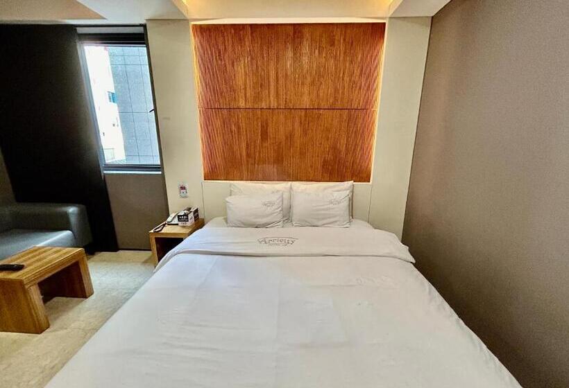 اتاق لوکس, Arieti A