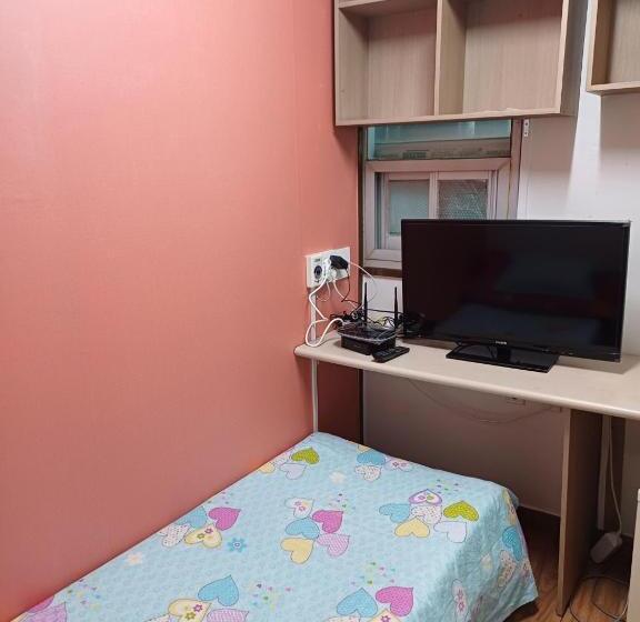공동 객실, 708 Oneroom Tel