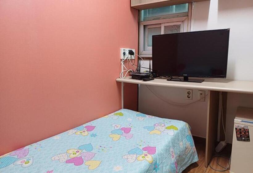 سرير فى غرفة مشتركه, 708 Oneroom Tel