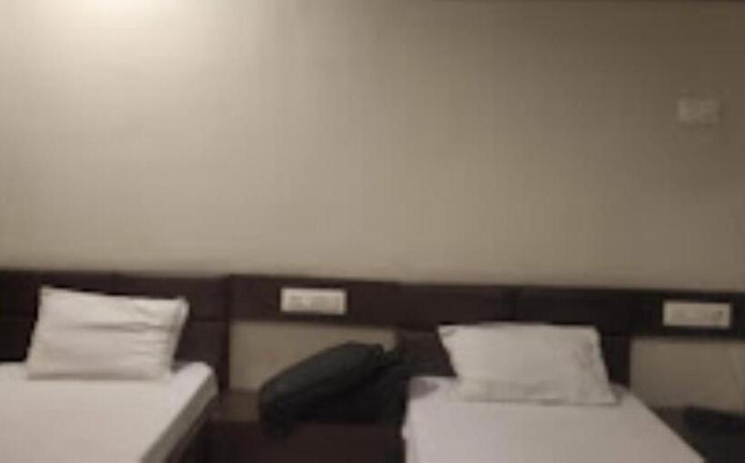 Номер Deluxe, V Executive Hotel,shivani