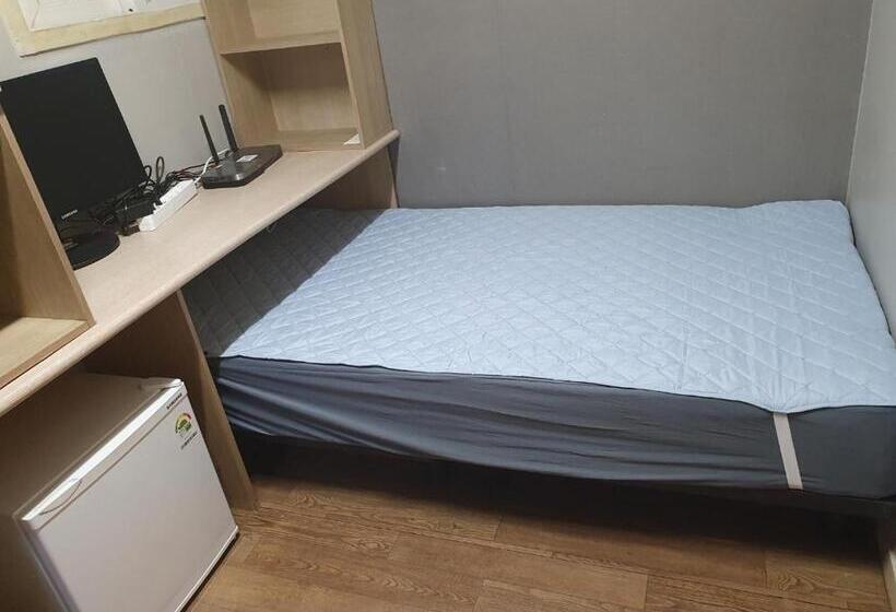 수피리어 스튜디오, Halla Livingtel