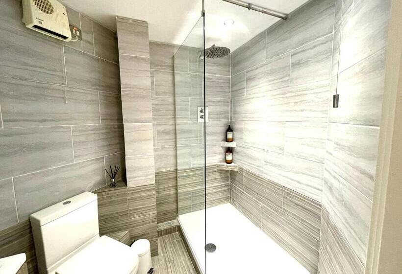 Апартаменты 2 Спальни, Rooms Near Me   Lux 2 Bed Apartment, Walsall City Centre, Smart Tv, Ensuite, M6 J9, Parking Nearby