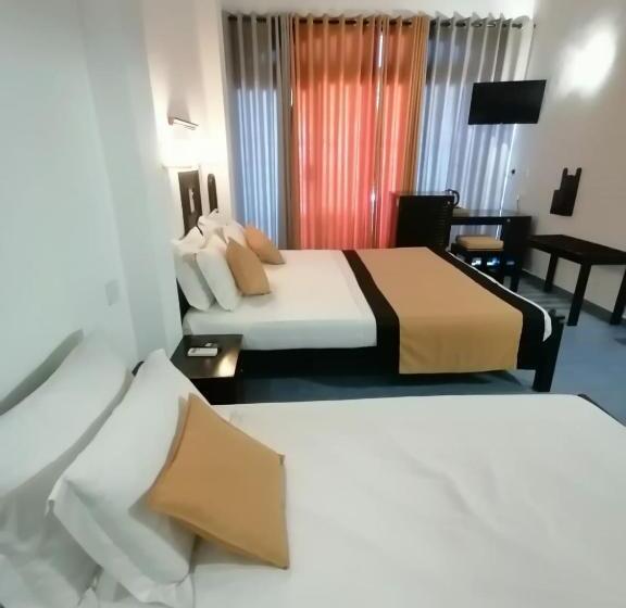 اتاق لوکس سه تخته, Dalawella Beach Resort
