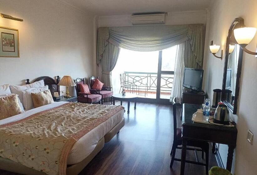 스탠다드 룸 산 전망, Kasauli Resort By Piccadily