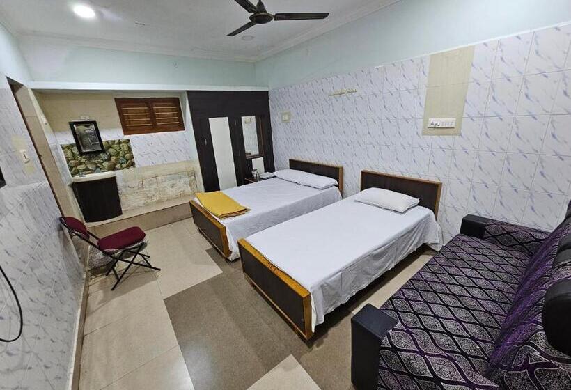 غرفة ديلوكس ثلاثية, Arunachala Guest House