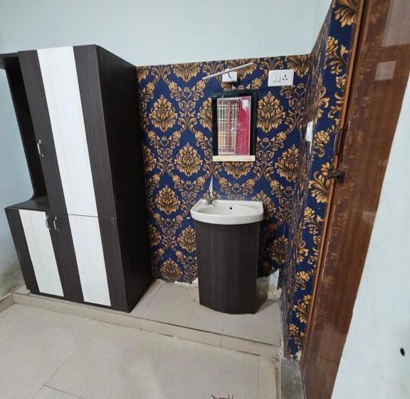 غرفة قياسية ثلاثية, Arunachala Guest House