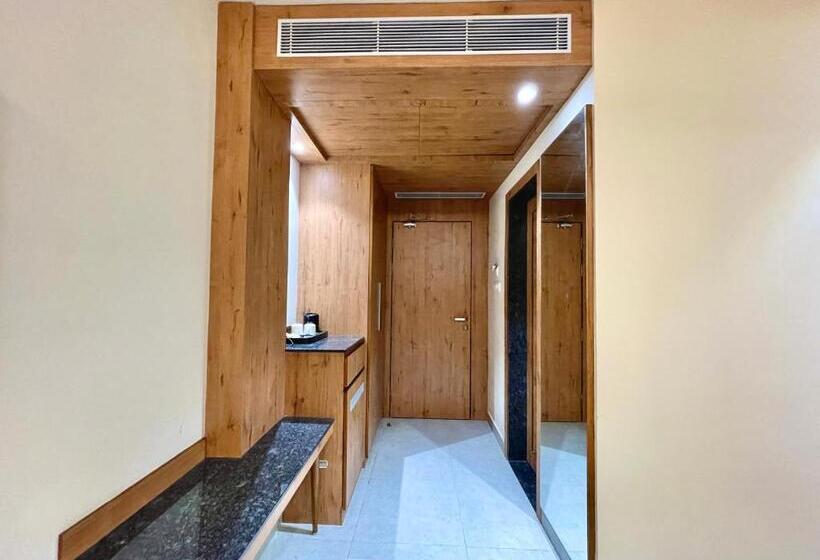Номер Deluxe, Rockbay ! Puri, Swimming Pool Lift And Parking Facility Near Sea Beach & Temple Breakfast Included