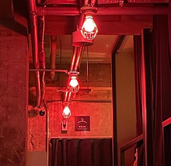 共用房间的床, Red Submarine