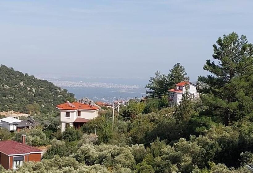 غرفة قياسية مطلّة علي البحر مزوَّدة بشُرفة, Seron Mountain House