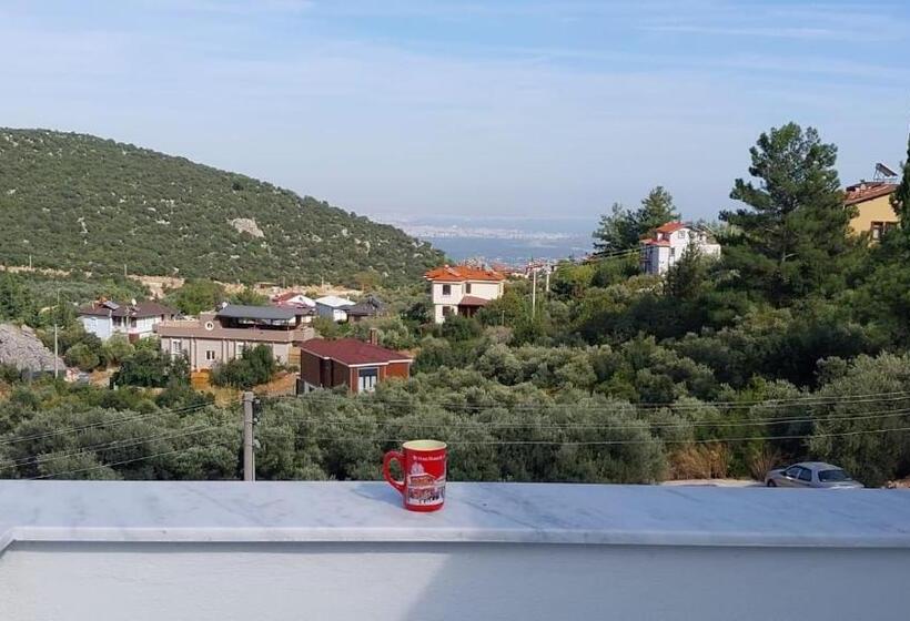 غرفة قياسية مطلّة علي البحر مزوَّدة بشُرفة, Seron Mountain House