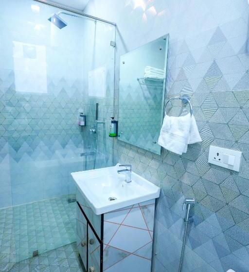 اتاق لوکس با تخت بزرگ, Clay Inn Hotel, Sohna Road, Sector 49, Gurugram