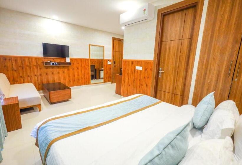 اتاق لوکس با تخت بزرگ, Clay Inn Hotel, Sohna Road, Sector 49, Gurugram