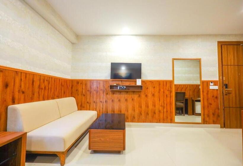 اتاق لوکس با تخت بزرگ, Clay Inn Hotel, Sohna Road, Sector 49, Gurugram