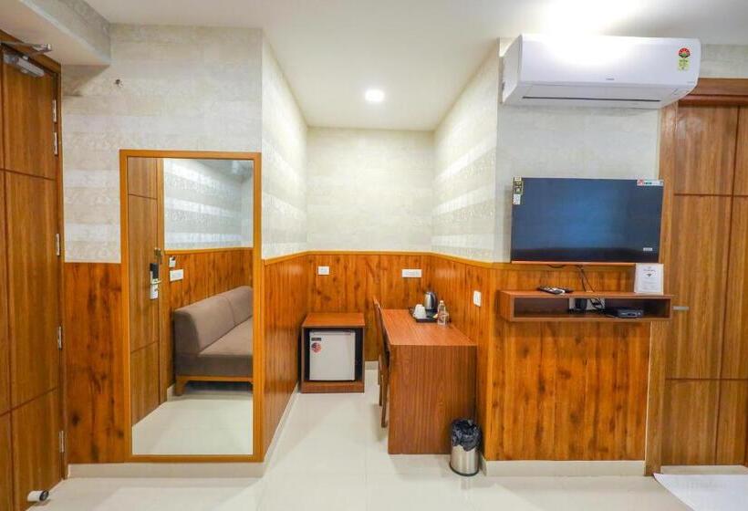 اتاق لوکس, Clay Inn Hotel, Sohna Road, Sector 49, Gurugram