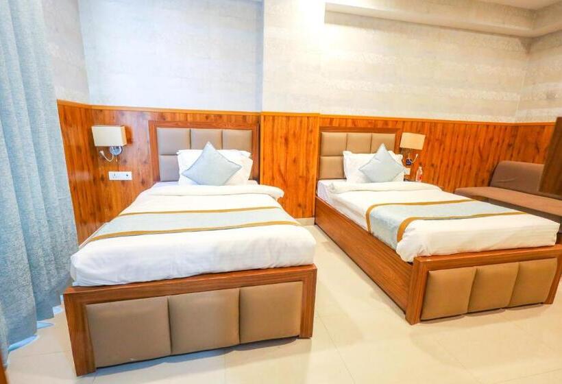 اتاق لوکس, Clay Inn Hotel, Sohna Road, Sector 49, Gurugram
