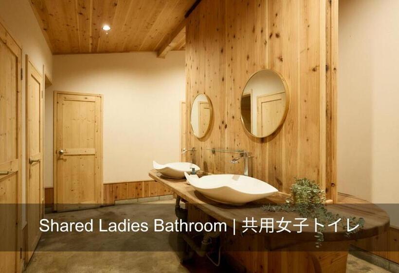 Camera Standard, 自然人村
