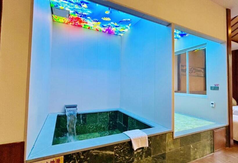 Люкс, Rainbow Valley Hot Spring