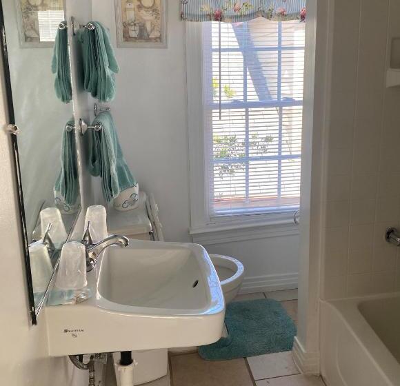 带1个卧室的带阳台的公寓, Angie's Guest Cottage