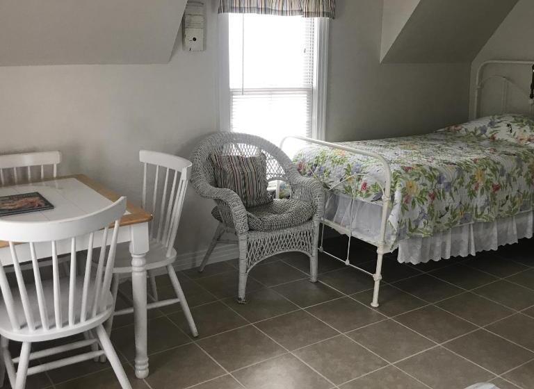 带1个卧室的带阳台的公寓, Angie's Guest Cottage