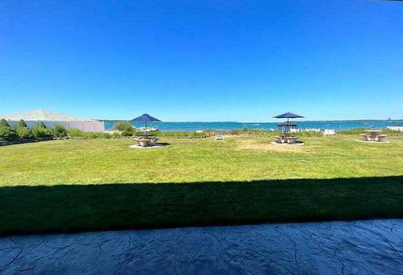 带特大床的标准间, The Beach Haus Resort