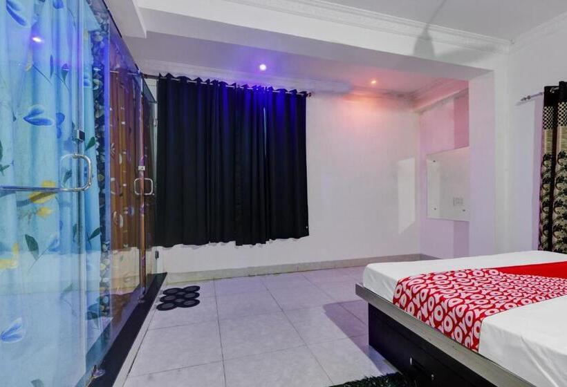 غرفة كلاسيكية ثلاثية, Super Oyo Aruna Banquet And Guest House