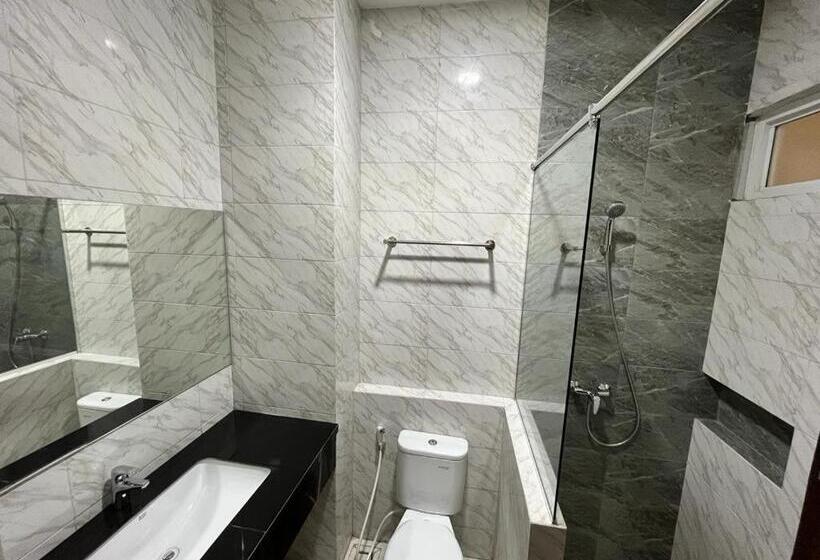 اتاق سوپریور با تخت بزرگ, T Hotel Kualanamu