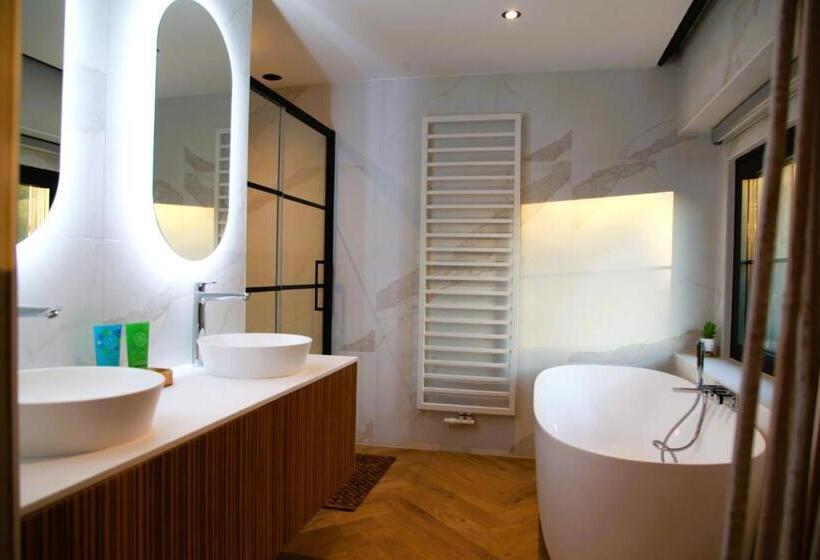 标准间带漩涡浴缸, Dionbulles & Dionlodge Guesthouse, Private Wellness Pool In Option