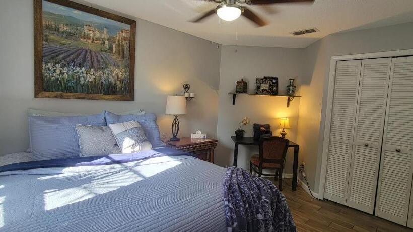 חדר אקזקיוטיב לשלושה, Hollywood Room On The Lake