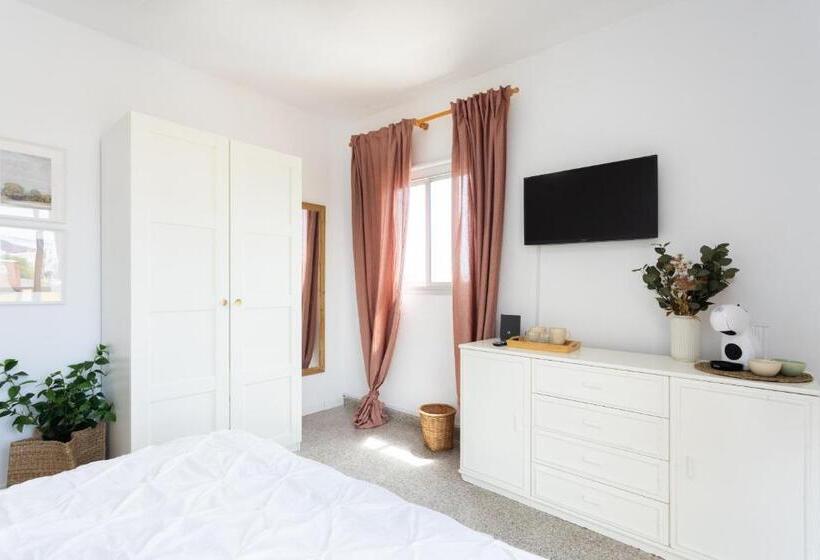 اتاق لوکس با بالکن, Eden Rentals 102 Surfy Stylish Bed&coffee Balcony