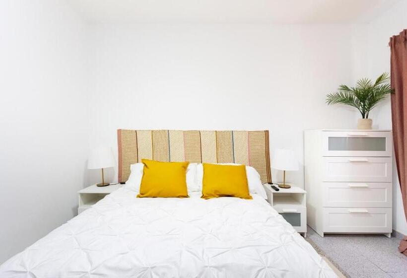 اتاق لوکس, Eden Rentals 105 Surfy Stylish Bed&coffee Room