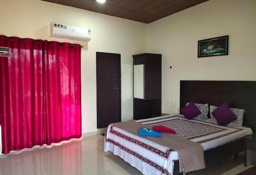 Номер Deluxe с Балконом, Whistling Waves Beach Resort