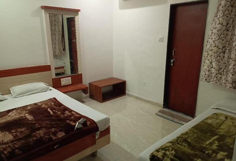 Трехместный Номер Deluxe, Dwarka Nilayam   Near Shri Sai Baba Temple