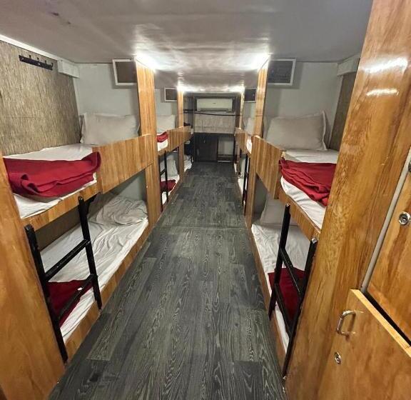 تختخواب در اتاق مشترک, Sai Sharan Dormitory Near Dadar Railway Station
