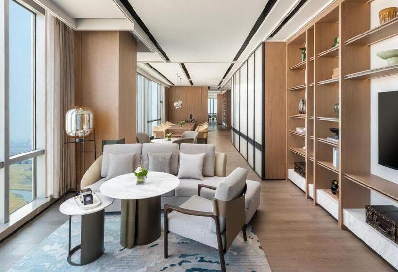 Suite with lake view, Qingdao Marriott Hotel Jiaozhou